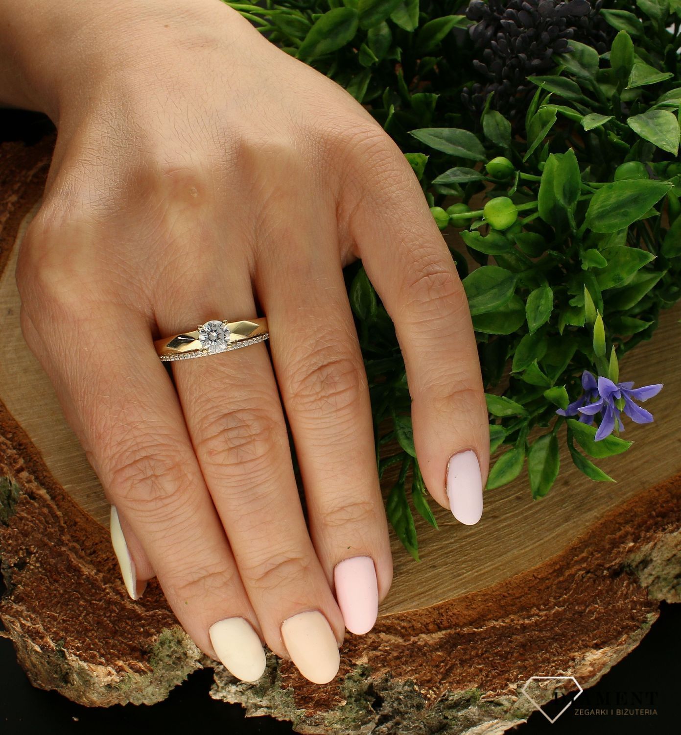 Złoty pierścionek 333 z cyrkonią zaręczynowy PI 6066 333. Pierścionek zaręczynowy złoty. Złoty pierścionek z cyrkonią. Złoty pierścionek dla ukochanej. Złoty pierścionek na każdą okazję (2).jpg